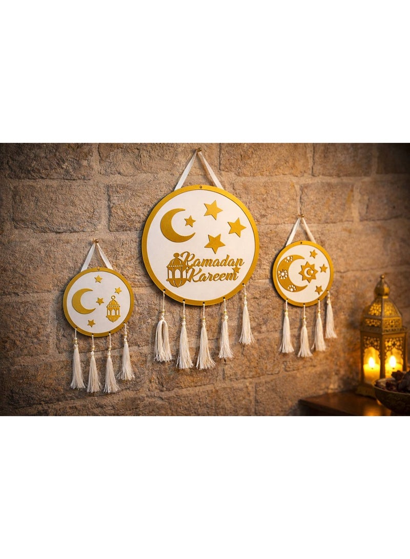 ثلاث قطع من اللافتات الدائرية لتزيين الجدران والأبواب، لافتات ترحيبية خشبية لشهر رمضان، لوحة سوداء وذهبية معلقة على الحائط - Image 2